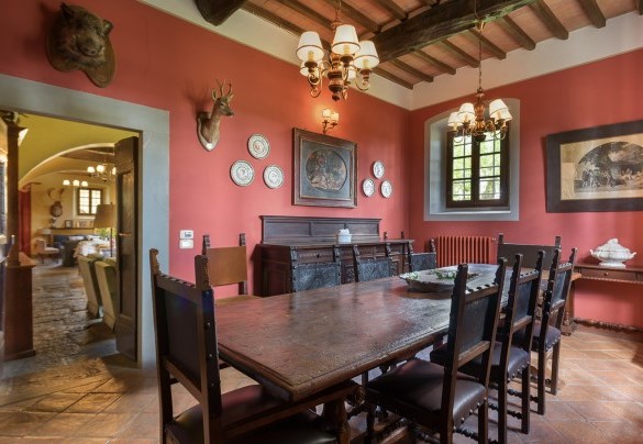 La sala da pranzo rossa accanto la cucina - Poggerello