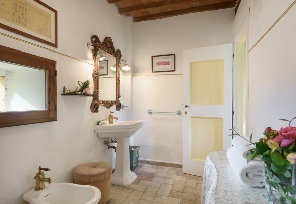 Il bagno en-suite con doccia della camera matrimoniale al piano terra Annesso 1- Poggerello