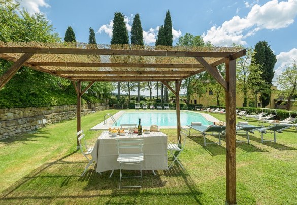 Il caratteristico gazebo in legno a bordo piscina - Poggerello