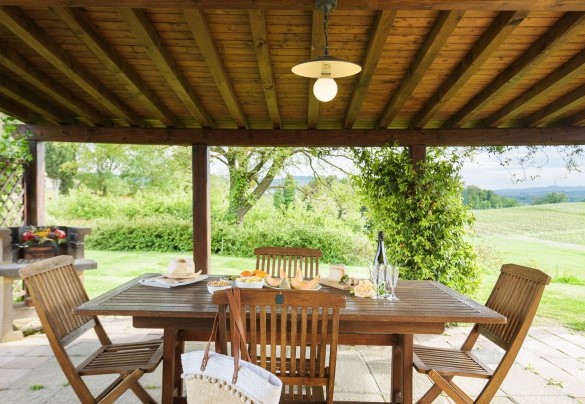 Un'area relax trova riparo sotto un caratteristico gazebo in legno all'uscita dell'Annesso 1- Poggerello