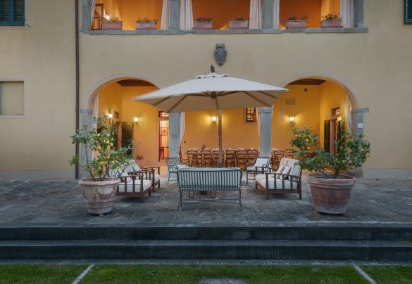 Il grande cortile illuminato dai faretti - Poggerello