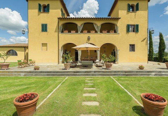 Lo stile architettonico della villa si erge al centro del giardino - Poggerello