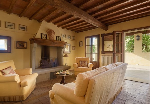 Il salotto al piano terra con caminetto nell'Annesso 1 - Poggerello