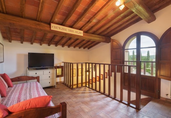 Le scale in legno portano al primo piano dell'Annesso 1 - Poggerello