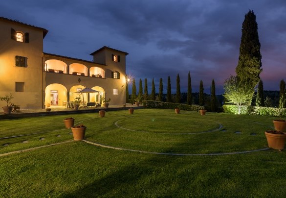 Le suggestive geometrie del giardino abbracciate dalle ultime luci della sera - Poggerello