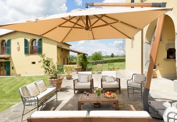 La zona relax al centro del giardino è coperta da un ombrellone - Poggerello