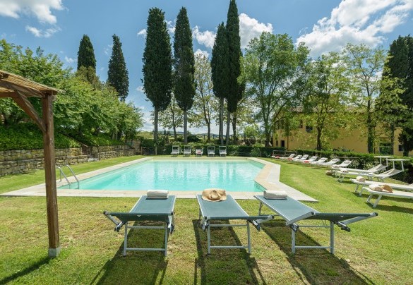 La piscina rettangolare, con un lato irregolare - Poggerello