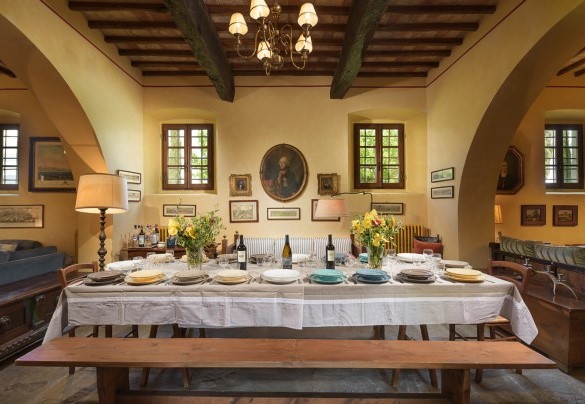 L'ampio tavolo da pranzo tra le due zone relax - Poggerello