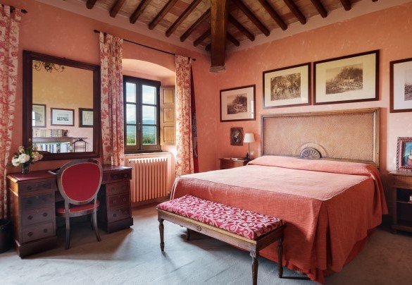 La spaziosa camera matrimoniale al piano superiore con bagno en-suite - Poggerello