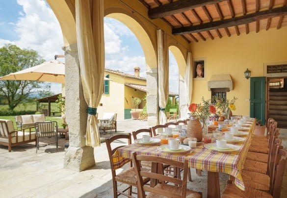 Il portico ombreggia il vasto tavolo da pranzo - Poggerello