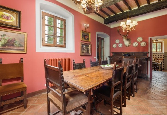 La sala da pranzo rossa accanto la cucina - Poggerello