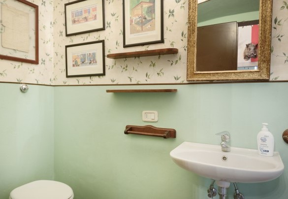 Il bagno di servizio al piano terra - Poggerello