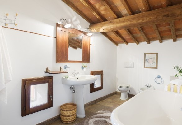 Il bagno con vasca al primo piano dell'Annesso 1 - Poggerello