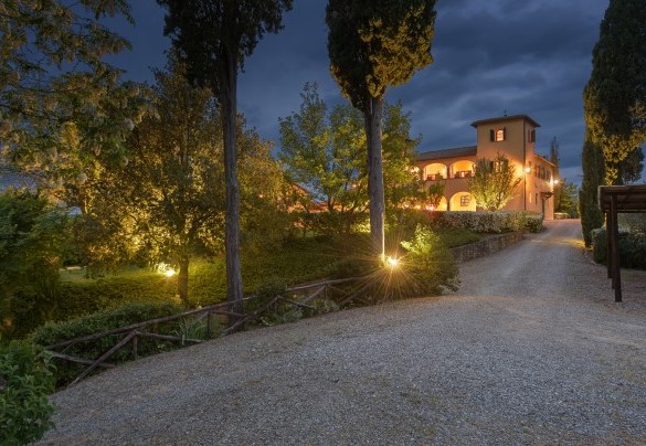 Le luci schiariscono il vialetto sterrato d'ingresso - Poggerello