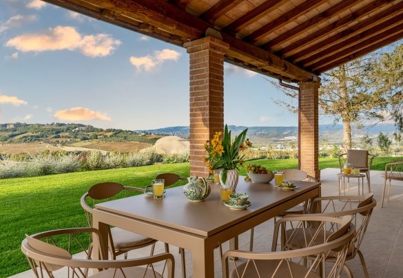 The portico, in front of the living of the annex, host a table and chairs - Poggio Ambrato