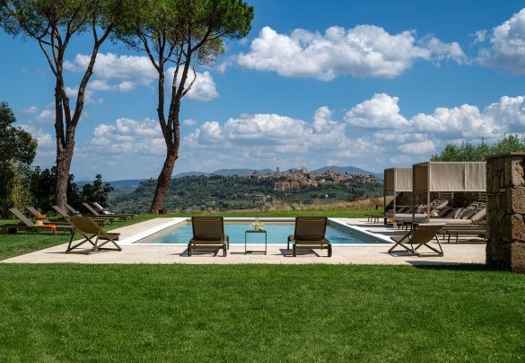 The swimming pool with Orvieto in the foreground - Poggio Ambrato