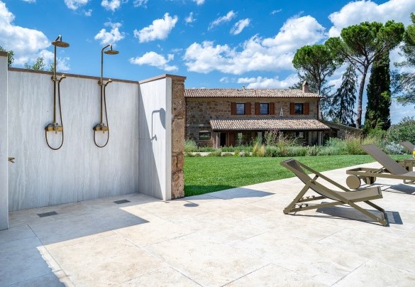 The showers in the pool area and the house in the background - Poggio Ambrato