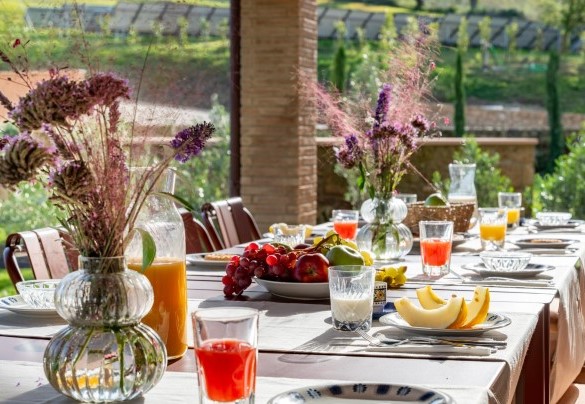  Detail of the table set for outdoor breakfasts - Poggio Ambrato