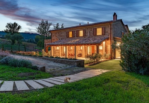  The farmhouse illuminated at sunset - Poggio Ambrato