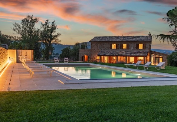 Rectangular it measures 16x6 with the depth of 1.30 m - Poggio Ambrato  