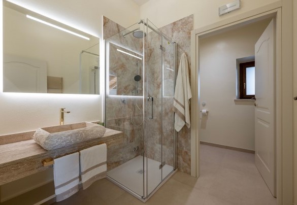 The bathroom with shower n.7 on the ground floor - Poggio Ambrato