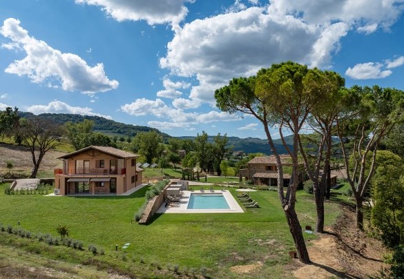 La proprietà circondata dalle colline umbre - Poggio Ambrato