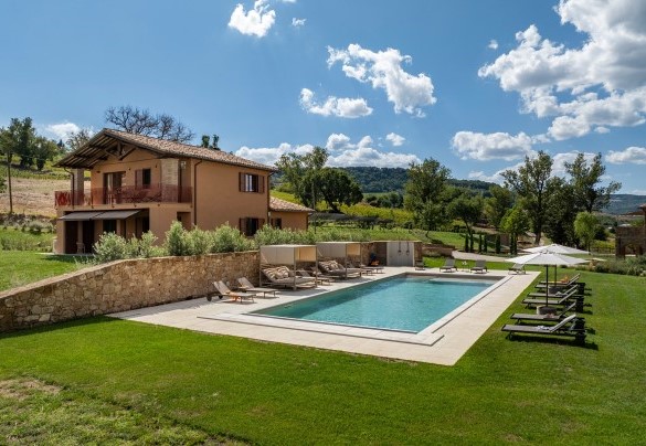 La piscina posizionata a pochi metri dall'annesso - Poggio Ambrato