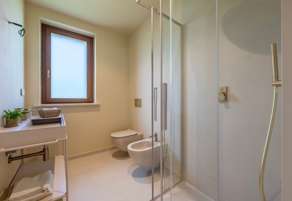 Il bagno en suite con doccia n.8 al piano terra nell'annesso n.2 - Poggio Ambrato