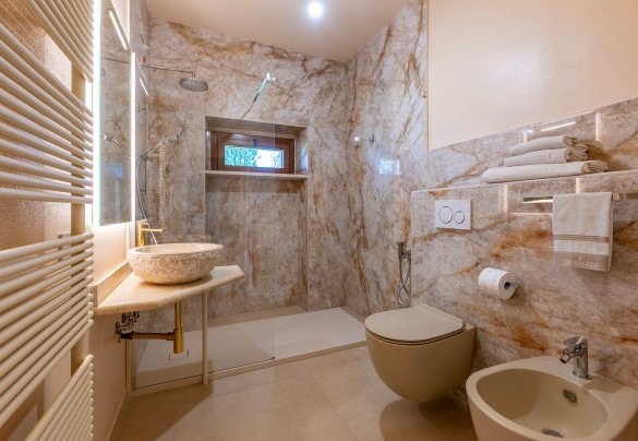 Il bagno con doccia n.1 al piano terra nell'annesso - Poggio Ambrato