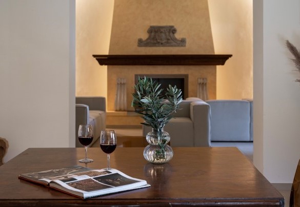 The living room furnished with sofas and a table - Poggio Ambrato