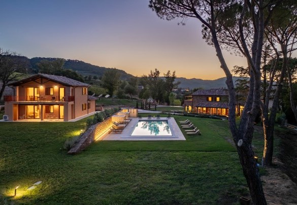La proprietà illuminata di notte - Poggio Ambrato