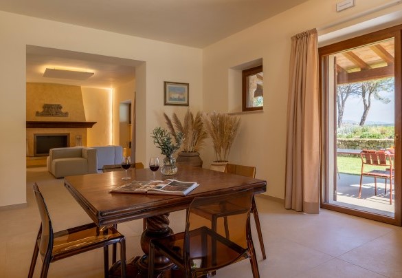 The living room with direct access to the portico - Poggio Ambrato