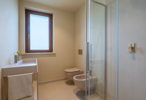 Il bagno con doccia n.9 al primo piano nell'annesso n.2 - Poggio Ambrato