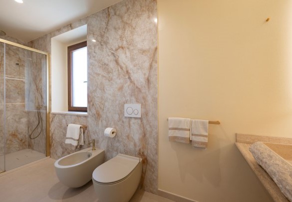 The bathroom en suite with shower n.6 on the first floor - Poggio Ambrato  