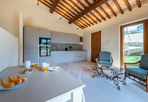 Il soggiorno open con angolo cottura e camera matrimoniale al piano terra nell'annesso n.2 - Poggio Ambrato