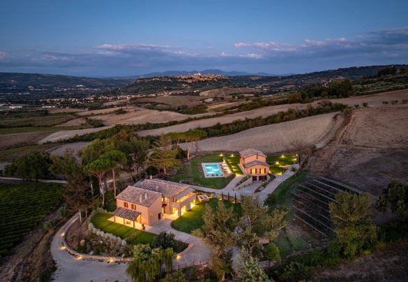 The property illuminated at night - Poggio Ambrato