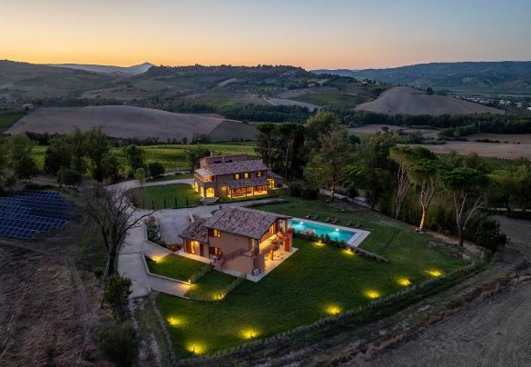 The property illuminated at night - Poggio Ambrato