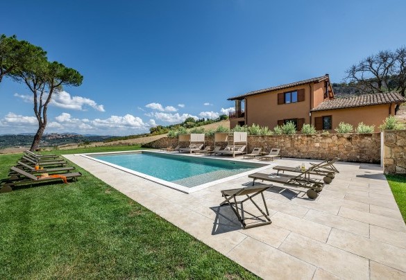 L'annesso con la piscina di fronte - Poggio Ambrato