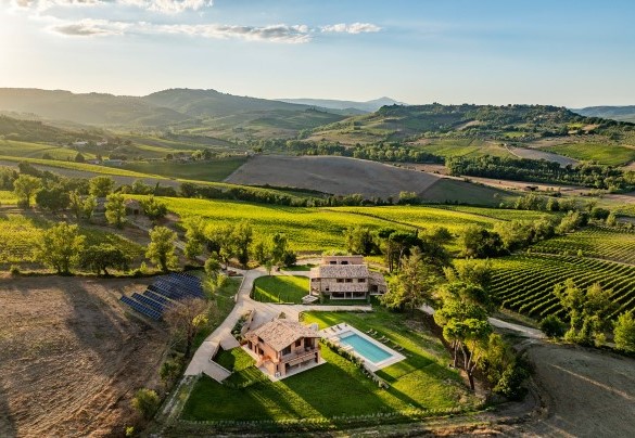 The garden extends across the plains among green meadows - Poggio Ambrato