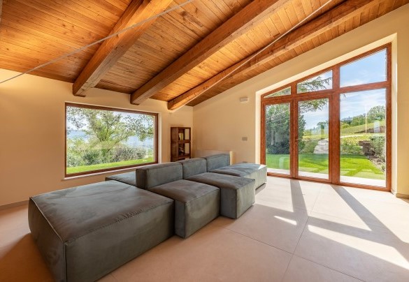 The corner with a sofa and direct access to the garden - Poggio Ambrato