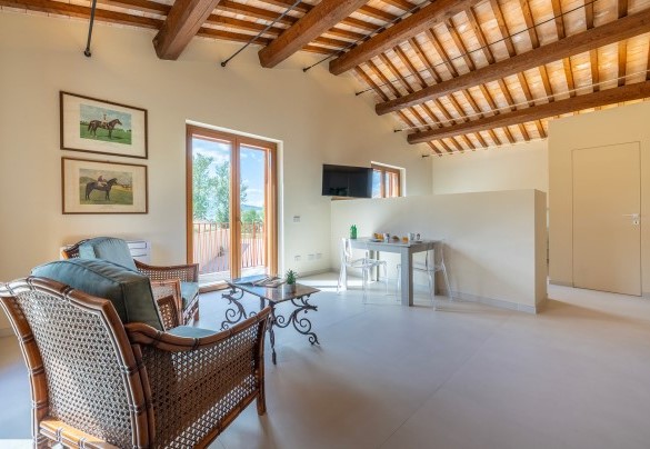 Il soggiorno open con angolo cottura e camera matrimoniale al piano terra nell'annesso n.2 - Poggio Ambrato