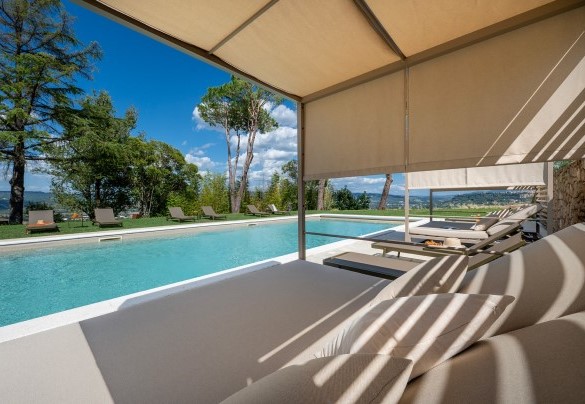 The swimming pool is located on a slightly elevated terrace - Poggio Ambrato