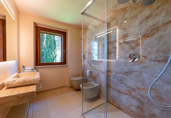 Il bagno con doccia n.2 al primo piano nell'annesso - Poggio Ambrato