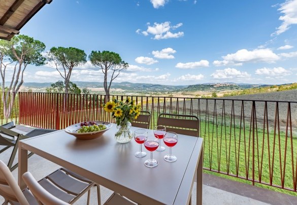 Il terrazzo panoramico al primo piano dell'annesso n.2- Poggio Ambrato 