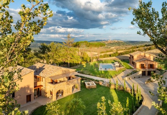 Annex n. 1 connected to the main house and annex n. 2 in the background - Poggio Ambrato