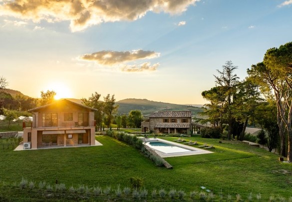 L'annesso e il casale sullo sfondo - Poggio Ambrato