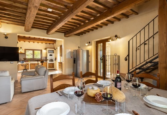 The open space with kitchen, dining table and living room with Smart TV, with direct exits to the garden - Poggio delle Lumie