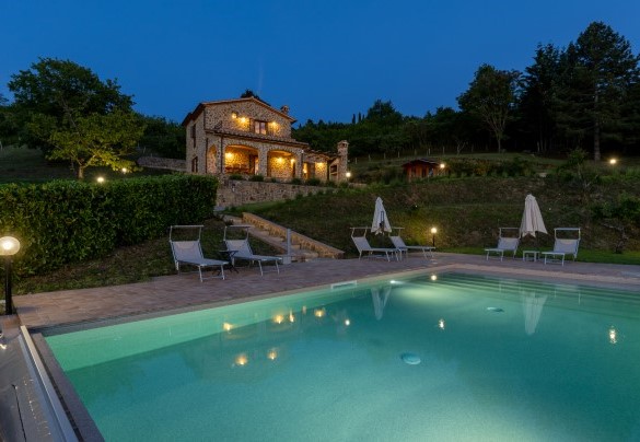Pool entry is via a beach-like slope that transitions into Roman steps - Poggio delle Lumie