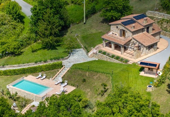 The fenced garden is characterised by stone spaces and portions of lawn - Poggio delle Lumie