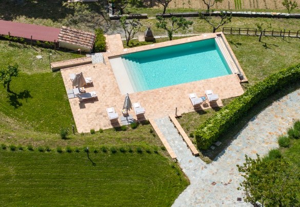 Pool terrace equipped with sun loungers, umbrellas, and an hot-water shower - Poggio delle Lumie